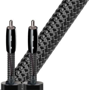 To RCA-kabler Audioquest Wind 1 m med metalstik og sort flettet kappe, set forfra på hvid baggrund