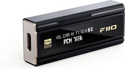 FiiO KA5 -kannettava äänimuunnin, musta, hopeanväriset metallipäät, suorakulmainen alumiinikotelo, etupuolella OLED-näyttö, jossa näkyvät tiedot ja FiiO-logo, vasemmalla sivulla USB-C-portti, kolmen neljäsosan vasemmalta etuviistosta nähtynä