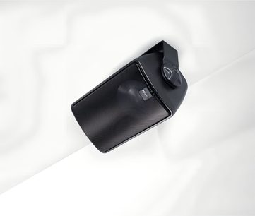 Canton PRO X.3 zwarte hoogglans buitenluidspreker voor wandmontage, zwarte metalen grille, richtbaar wandbevestigingssysteem op witte muur