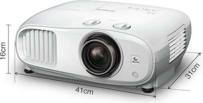 Epson EH-TW7100 -videoprojektori edestä ja sivulta katsottuna, pyöristetty muoto, keskitetty linssi, sivuilla olevat tuuletusritilät