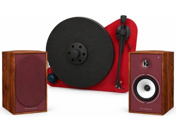 Giradischi in vinile rosso con piatto nero e due diffusori Triangle con finitura in legno e bordeaux, vista frontale