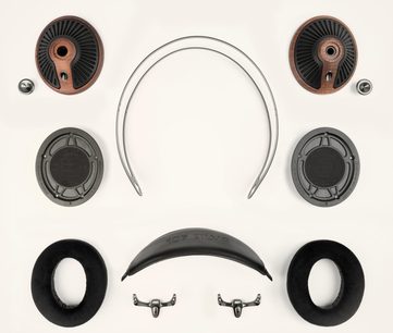Pohled shora na rozložené složky otevřených drátových hi-fi sluchátek Meze Audio 105 SILVA, černé a stříbrné komponenty s hnědými dřevěnými skořepinami, tenký kovový oblouk, polstrovaný čelenka, oválné sametové černé polštářky a vzadu prodyšné měniče