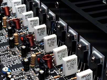 Zesilovač Emotiva BASX A-500 s více kanály, detailní pohled na zadní panel ukazující konektory a elektronické součástky