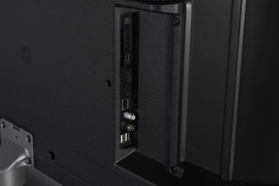 Panasonic TV-55W83AEG, pohled zezadu, konektory HDMI, USB, anténa, černý povrch, šrouby, boční panel, pravý úhel