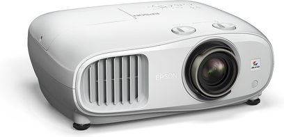 Videoproiector Epson EH-TW7100 alb, văzut din trei sferturi din față, cu obiectivul în dreapta, grilele de ventilație în față și pe lateral