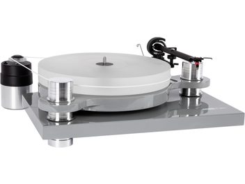 Vinylová hi-fi deska Block PS-100+ šedá, pohled zepředu ze tří čtvrtin, šedý lesklý lakový podstavec na válcových kovových nohách, tlustý bílý talíř, černé rameno a externí válcový motor v černé a stříbrné barvě spojený řemenem