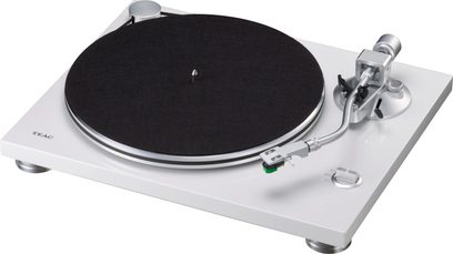 TEAC TN-3B hvid pladespiller set ovenfra, mat sort pladedrev, sølvfarvet tonarm med pickup, på hvid base