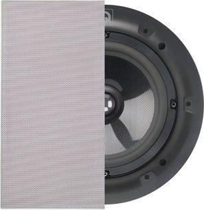 Q Acoustics Qi65SP indbygningshøjttaler til loft, set forfra, halvt dækket af et hvidt perforeret metalgitter og halvt med en synlig sort cirkulær højttalerenhed med gråt kompositmembran, mat sort chassis