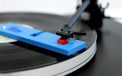 New Horizon 202 sort pladespiller med AT91R-pickup på grå baggrund, blå tonearm med rød og sort pickup