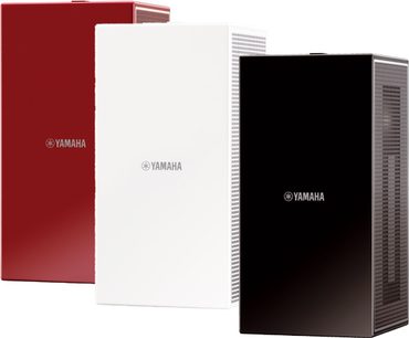 Tre Yamaha NX-U02 højttalere i forskellige farver - rød, hvid og sort - set forfra, i lodret position