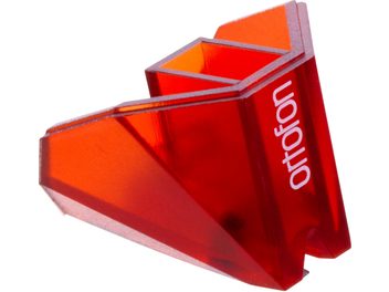 Przeźroczysta czerwona trójkątna wkładka gramofonowa Ortofon Stylus 2M Red z igłą diamentową na białym tle