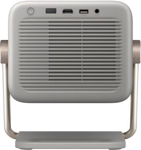 Hisense M2 PRO videoprojektor i lys grå plast, bakside med stor horisontal ventilasjonsrist, av/på-knapp og porter for HDMI, USB 3.0 og DC, montert på et stativ i champagnefarget metallrør