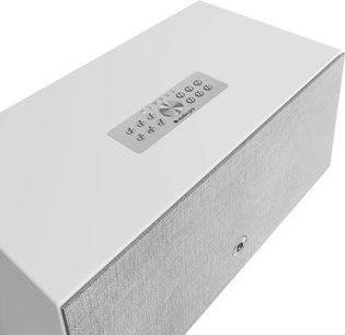 Fehér Audio Pro C20 W okoshangszóró háromnegyedes nézetben, texturált világosszürke előlappal és a tetején ezüstszínű kezelőszervekkel