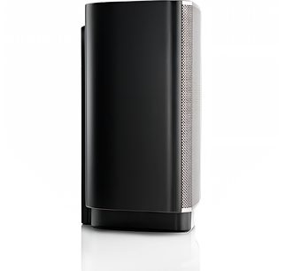 Sort Sonos PLAY:5 højttaler, set forfra og lidt fra siden, vertikal rektangulær form med metalrist på forsiden