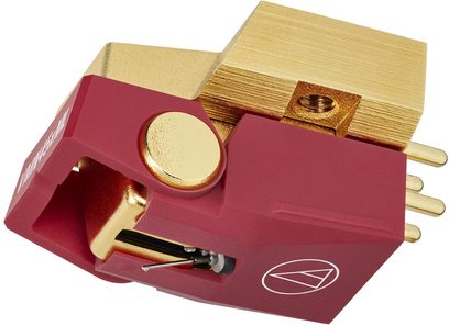 Audio Technica AT-VM745xML pickup i rød og guldfarvet metal, hus i anodiseret aluminium med messingindsats, set i trekvart vinkel forfra med logo, nålespids og de fire bageste stikben synlige