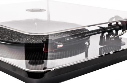 Elipson Chroma Carbon pladespiller i sort lak, nærbillede ovenfra af tonearmen i kulfiber
