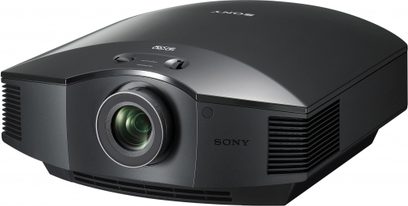 Sony VPL-HW65ES sort videoprojektor set forfra i 3/4 vinkel, projektorlinse, perforeret ventilationsgitter