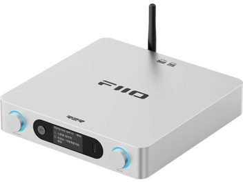 Avdio DAC pretvornik FiiO BR15 R2R srebrne barve, pogled iz treh četrtin, z anteno in dvema modro osvetljenima vrtljivima gumboma