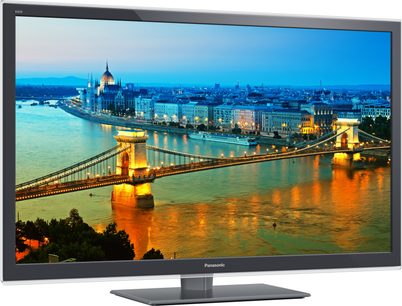 Panasonic TX-L47ET5 tv der viser en natlig udsigt over Budapest og Donau med det oplyste ungarske parlament, Kædebroen i forgrunden