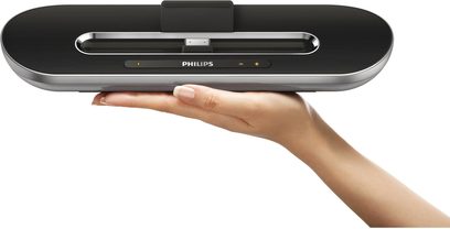 Philips DS7700 sort dokkerstation, set oppefra, hånd holder enheden, skærm og kontrolknapper synlige