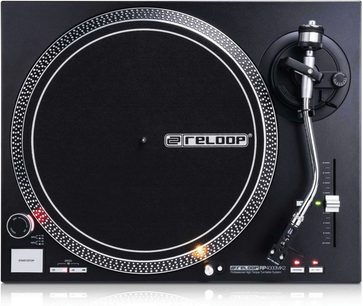 Černý gramofon Reloop RP 4000 MK2, pohled zepředu, talíř s plstěnou podložkou, raménko s přenoskou, ovládací prvky a konektory v přední části