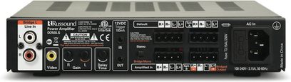 Russound D250LS effektforstærker, set forfra, sort front med knapper, stik og lysende indikatorer