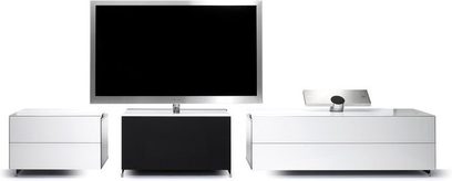 Hvid lakeret TV-møbel med to sideskabe, et centralt sort skab og en sort TV-skærm placeret ovenpå