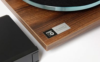 Rega Planar 3 50-års jubilæum pladespiller set fra siden, træplade, sort "50" mærkat, sølvfarvet tonearm