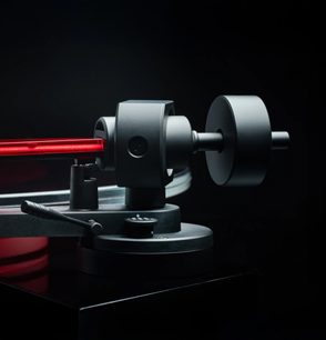 Pro-Ject AC/DC limited edition hi-fi platenspeler met zwarte toonarm, doorschijnende rode buis en ronde contragewicht