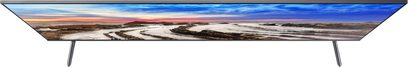 Samsung UE49MU7055 ultrafladskærms-TV, bred rektangulær skærm, smal sølvfarvet ramme, set forfra på metalfod
