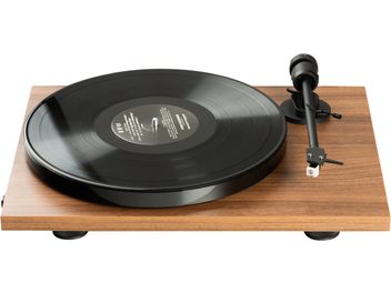 Hi-fi vinüülplaadimängija Pro-Ject E1 Phono pähklipuu viimistlusega, must ümmargune taldrik, must toonarm ja puidust viimistlusega ristkülikukujuline alus