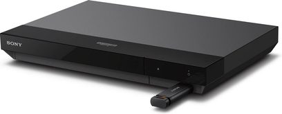 4K Blu-ray-spiller Sony UBP-X700K svart rektangulær med blank front og USB-nøkkel satt inn i trekvart visning