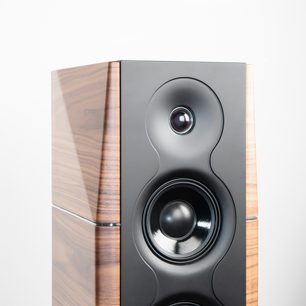 Cassa acustica da pavimento Gold Note A6 EVO II in noce opaco, frontale nero con tweeter e altoparlante midwoofer in primo piano