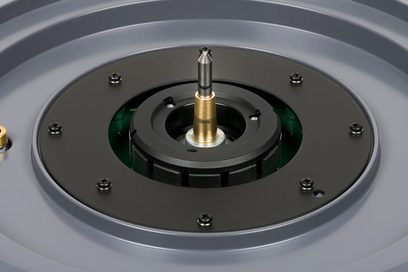 Giradischi Thorens TD 124 DD, vista ravvicinata dall'alto del piatto nero opaco con asse e puntina di lettura in metallo dorato