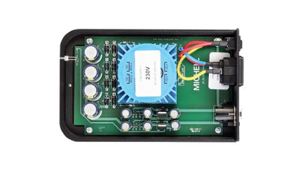 Grönt PCB-kort i svart hölje, vy ovanifrån, blå 230 V-transformator, metallkondensatorer och färgade kablar