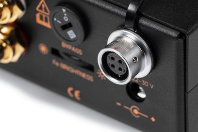 Primer plano de la parte frontal del preamplificador de auriculares Ferrum Audio OOR con conector XLR de 4 pines y rueda de volumen