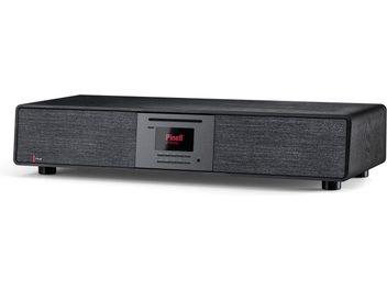 All-in-One-HiFi-System Pinell Supersound 901 schwarz mit Holzgehäuse, aus Dreiviertelansicht, rechteckiges Gehäuse auf vier Füßen, zentrale Front aus dunkelgrauem Metall mit CD-Schlitz, kleinem Farbdisplay und einer Reihe von Tasten, eingerahmt von breiten Lautsprecherabdeckungen aus anthrazitfarbenem Stoff