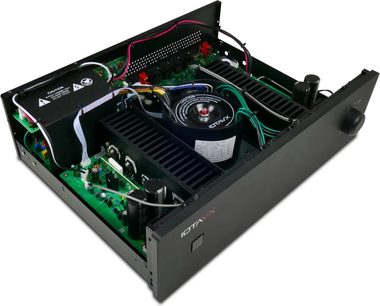 IOTAVX PA40 sort high-fidelity effektforsterker i metallkabinett, sett ovenfra i trekvart vinkel med lokket fjernet, som viser sentral toroidal transformator, riflede kjøleribber, grønt kretskort og rund frontknapp