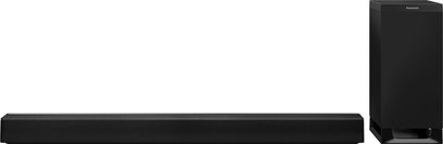 Sort Panasonic SC-HTB700EGK soundbar og matchende subwoofer set forfra på hvid baggrund