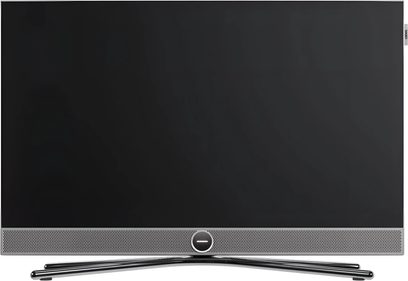 Loewe Vega 32 -televisio mustana edestä katsottuna, suuri näyttö ja hopeanvärinen kaiutinritilä alaosassa