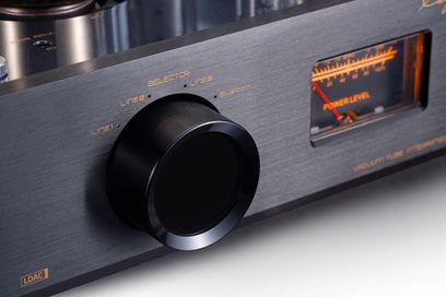 Integrovaný stereofonní lampový zesilovač Cayin Jazz 100 v černé barvě, detailní pohled zepředu ze tří čtvrtin, čelní panel z černého kartáčovaného hliníku s velkým černým kruhovým ovládacím knoflíkem, analogový VU metr s oranžovým podsvícením a zlatými potisky