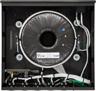 Τροφοδοτικό Torus Power RM 8 CE ασημί, άποψη από πάνω, με κεντρικό τοροειδές μετασχηματιστή και λευκά καλώδια συνδεδεμένα