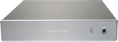 Nuprime AMG One sølvfarvet effektforstærker, set forfra, med aflang rektangulær form, minimalistisk front med logo og tilslutninger