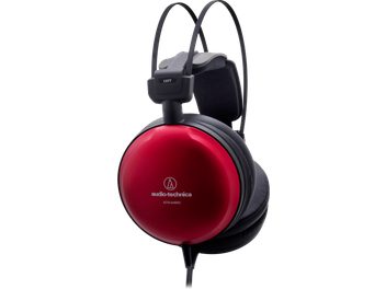 Zaprti žični hi-fi slušalniki Audio Technica ATH-A1000Z, pogled z leve tričetrtinske strani, okrogle aluminijaste rdeče metalizirane lupine, črne obročne blazine z usnjenim izgledom, dvojni tanki črni obroč z lebdečo podglavno podporo, kabel izhaja iz spodnjega dela lupine