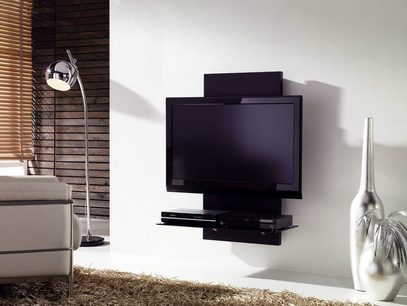 Sort TV-møbel med hylde, på fod, fladskærm, kromet lampe, træpersienner, beige tæppe