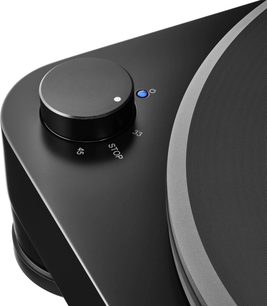 Close-up da mesa giratória Audio Technica AT-LP7X mostrando o prato preto e o seletor 33/45 com indicador luminoso azul
