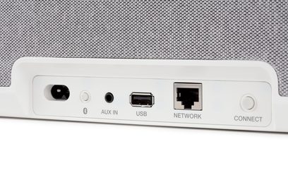 Tylny panel białego głośnika sieciowego Denon Home 250 z portami zasilania, AUX, USB i sieciowym