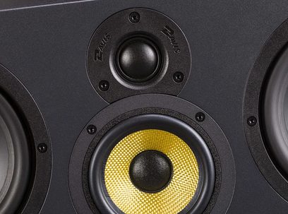 Davis Acoustics Dhavani central højttaler i sort, tæt forfra, med dome diskant og medium/bas højttaler