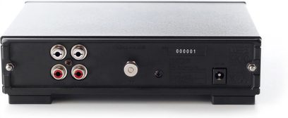 Rega Fono MM MK5 sort phono-forforstærker, frontvisning, 4 RCA-stik, 1 drejeknap, 1 kontakt, 1 digitalt display