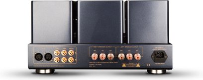 Cayin CS-150A sølv integrert stereo rørforsterker, sølvfarget metallkabinett, baksidevisning som viser tre rektangulære transformatordeksler og en rad med forgylte RCA- og XLR-kontakter, høyttalerterminaler og IEC-strømtilkobling